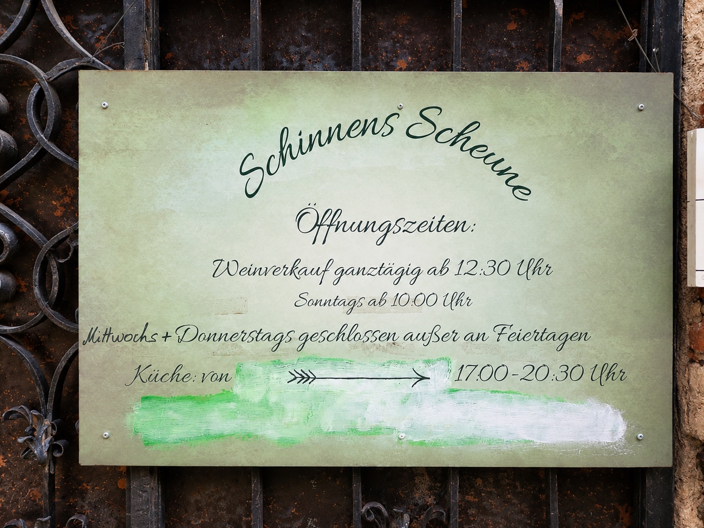 Handgeschriebene Tafel mit den &Ouml;ffnungszeiten der Schinnens Scheune